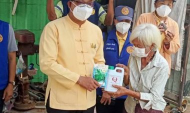 นอภ.โพธิ์ศรีสุวรรณ พาคณะใหญ่ออกเยี่ยมถึงหัวกะไดบ้านคนยากจน