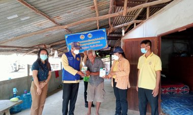 นอภ.โพธิ์ศรีสุวรรณ พาคณะใหญ่ออกเยี่ยมถึงหัวกะไดบ้านคนยากจน