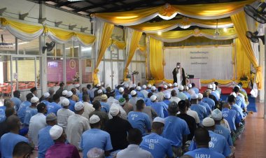 ชาวไทยมุสลิมร่วมละหมาดในเทศกาลวันตรุษอีดิ้ลฟิตรี่