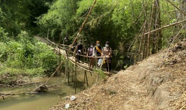 เจ้าหน้าที่รื้อถอนสะพานไม้ไผ่ชั่วคราวช่องทางธรรมชาติตามแนวชายแดนตาก