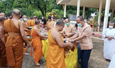 นุ่งผ้าไทย ใส่บาตร ทำความดีวีถีพอเพียงที่เมืองขุนหาญ