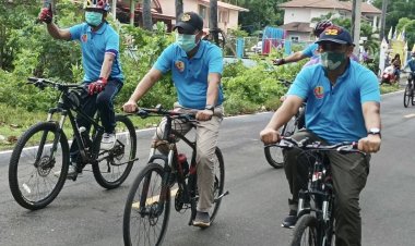 นอภ.ขุนหาญ นำขบวนปั่นจักรยานมอบทุนการศึกษา เยียมเยือนผู้ยากไร้