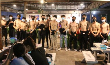 ดังข้ามคืน!ร้านหมูกระทะขอนแก่นนำเด็กเสิร์ฟหน้าตาดีถอดเสื้อโชว์กล้ามเรียกลูกค้า (มีคลิป)