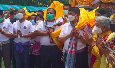 "แรมโบ้"นำแกนนำชมรมเครื่อข่ายปกป้องชาติฯถวายผ้าห่มองค์พระธาตุนาดูน