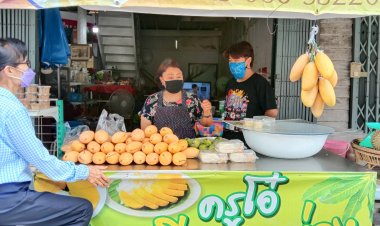 ไม่สนน้ำมันแพง!ร้านข้าวเหนียวมะม่วงครูโอ๋ยืนหยัดขายราคาเดิมชุดละ40บาท(ชมคลิป)