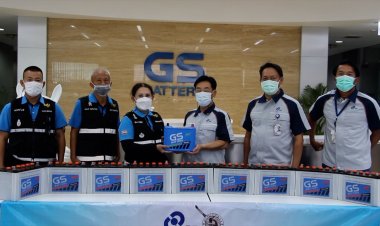 สยามยีเอสแบตเตอรี่ มอบแบตเตอรี่ 10 ลูกแก่ตำรวจปากน้ำไว้ใช้กับรถยนต์ในราชการ(มีคลิป)