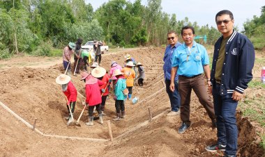 "ส.ส.นราพัฒน์" รองหัวหน้าพรรคปชป.จับมือชลประทานพิจิตรลงพื้นที่เร่งงานสร้างคลองส่งน้ำช่วยชาวนา (มีคลิป)