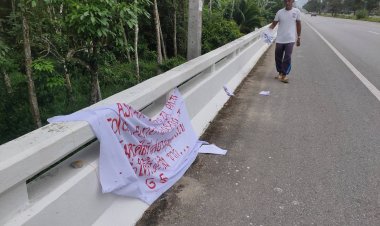 คนร้ายป่วนใต้แขวนป้ายผ้าต้านรัฐไทยG5 Bangkit bersatu berjaya patani