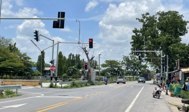 ชาวบ้านดีใจถนนเลียบคลองสิบติดตั้งสัญญาณไฟจราจรแล้ว