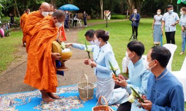 "มัลลิกา"นายกฯกาชาดศรีสะเกษนำสมาชิงกนุ่งผ้าไทยใส่บาตร ทำความดี วิถีพอเพียง