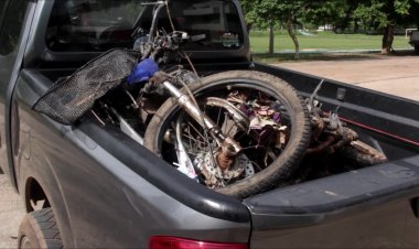 สุดสลด!2 ด.ญ. ซิ่งจยย.แซงรถบรรทุกไม่พ้นพุ่งชนกระบะดับ1สาหัส1