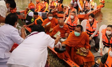 โคราชจัดพิธีตักบาตรทางน้ำลำตะคองครั้งแรกเนื่องในวันพืชมงคล-วิสาขบูชา (มีคลิป)