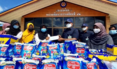 ผบ.นพค.42 ลุยมอบรองเท้านักเรียนให้เด็กกำพร้า- ยากจนชายแดนใต้ (ชมคลิป)