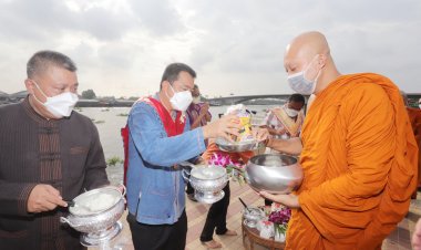 รองพ่อเมืองปทุมฯนำพุทธศาสนิกชนทำบุญตักบาตรวันวิสาขบูชาสืบสานวิถีไทย รามัญ