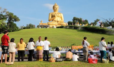 ผู้ว่าฯนราธิวาส นำพุทธศาสนิกชทำบุญตักบาตรแสดงตนเป็นพุทธมามกะ