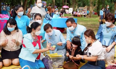 นายกเหล่ากาชาดศรีสะเกษร่วมประดิษฐ์ผีเสื้อจัดนิทรรศการพระพันปีหลวง