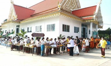 นอภ.โพธิ์ศรีสุวรรณ นำพุทธศาสนิกชนทำบุญตักบาตรเวียนเทียน"วันวิสาขบูชา"