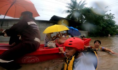 ฝนตกหนัก!น้ำป่าทะลักจมหมู่บ้านด่านเกวียนหนักสุดรอบ 10 ปี (มีคลิป)