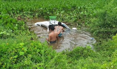 ระทึก!หนุ่มซิ่งปิกอัพฝ่าสายฝนพุ่งชนท้าย 6 ล้อกระเด็ดตกคลองหวิดดับ