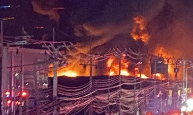 เพลิงไหม้!! โรงงานขายถังพลาสติก ริมถนนพระราม 2  เจ้าหน้าที่ปิดการจราจร พระราม 2 ขาออก