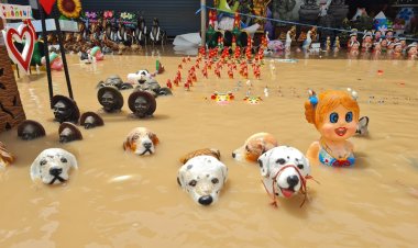 ตลาดเครื่องปั้นดินเผาด่านเวียนยังจมบาดาล-ทหารส่ง 6 ล้อช่วยเหยื่อน้ำท่วม (ชมคลิป)