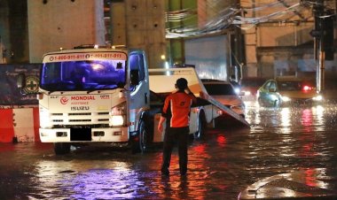 ทุกข์คนกรุง!/ฝนถล่มจมบาดาลซ้ำซากหลายพื้นที่-รถติดหนึบ