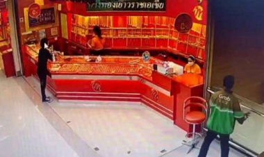 เร่งล่า 2 โจรควงปืนบุกปล้นร้านทองห้างดังอยุธยาเชิด 86 บาทหลบหนี(มีคลิป)