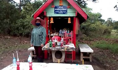 ชาวบ้านเมืองกบินทร์บุรีนำสิ่งของถวายเจ้าพ่อหลังถูกเลขท้ายสองตัว (ชมคลิป)