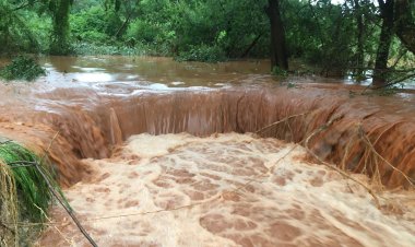ฝนถล่มโชคชัยกว่า 2 ชม.อ่างเก็บน้ำแตกทะลักจมไร่นาล่มวงกว้าง (ชมคลิป)