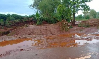 ฝนตกหนักน้ำป่าไหลทะลักท่วมอ.พบพระ  ไร่-สวน-ถนน เสียหายหนัก