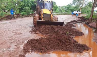 "ผอ.ธงไชย"แขวงทางหลวงชนบทตากสั่งจนท.เร่งเคลียร์ดินสไลด์ทับถนน(ชมคลิป)