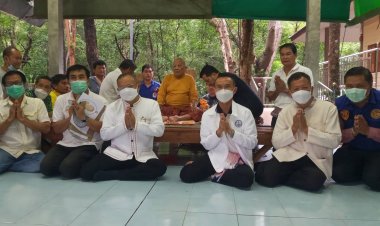 พ่อเมืองอำนาจเจริญ เข้ากราบนมัสการหลวงปู่แสง