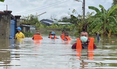 ไม่ทิ้งชาวบ้าน“นายกเสริฐ” ทน.แม่สอดลงพื้นที่ซับน้ำตาเหยื่อน้ำท่วม