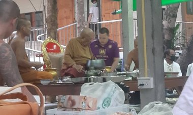 แรงศรัทธาต่อองค์หลวงปู่แสงเหมือนสายน้ำขณะรอเข้ากราบหลวงปู่