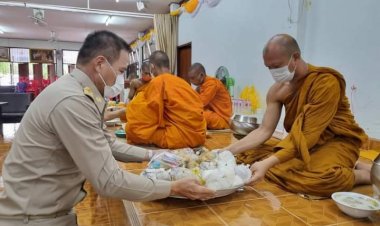 พ่อเมืองปัตตานีธีถวายภัตตาหารพระภิกษุพัชรธรรม