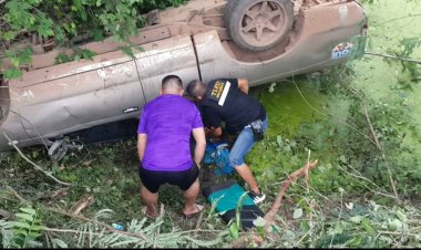 รอดตายหวุดหวิด!สาวมัวแต่ดูจีพีเอส รถเสียหลักพลิกคว่ำอยู่ในสระน้ำล้อชี้ฟ้า