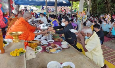 นอภ.โพธิ์ศรีสุวรรณ ทำบุญตักบาตร นุ่งผ้าไทย งานประเพณีบุญบั้งไฟ