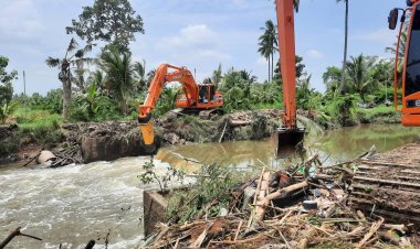 โคราชเร่งลอกลำคลองเพิ่มประสิทธิภาพระบายน้ำป้องท่วมเมือง  (ชมคลิป)