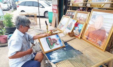 พระบารมีหลวงปู่แสงศรัทธาธรรมแห่นำภาพอัดกรอบไหว้บูชา (มีคลิป)