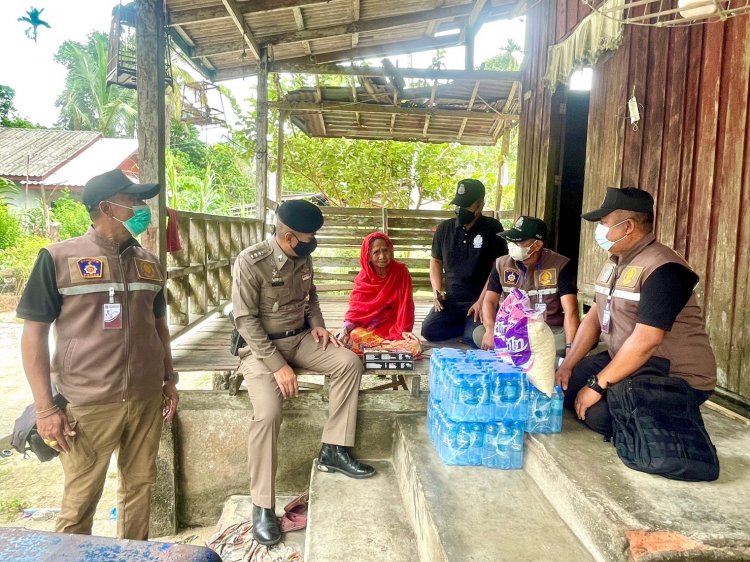 ผกก.สภ.เมืองนราธิวาส นำถุงยังชีพ มอบให้ ผู้พิการ ผู้ป่วย ผู้สูงอายุ และผู้ด้อยโอกาส