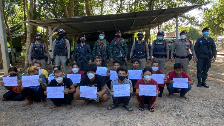 ทหารสกัดจับกุมแรงงานเมียนมา 14 คนคารั้วชายแดนไทย-เมเลเซีย (มีคลิป)