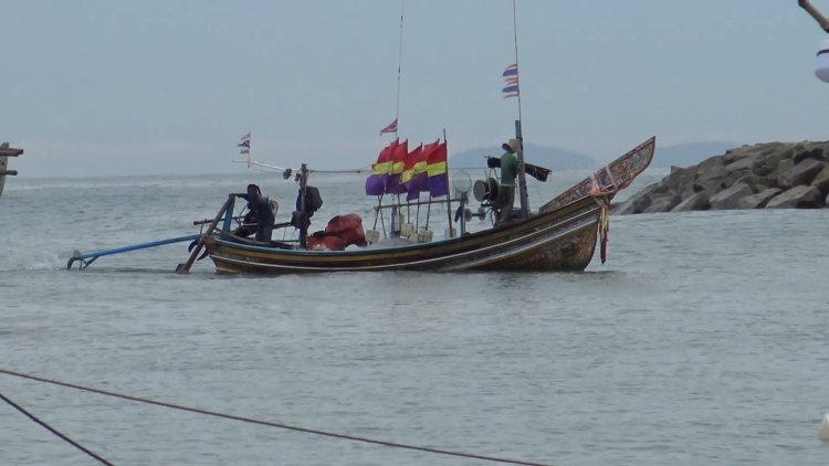 น้ำมันแพง-ลดต้นทุนชาวประมงพื้นบ้านปรับสภาพเรือเป็นเรือไดรหมึก (มีคลิป)