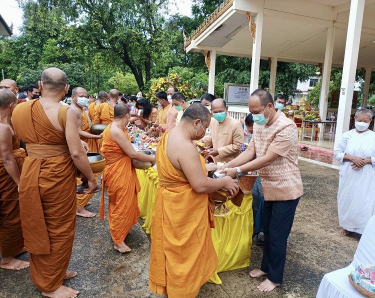 นุ่งผ้าไทย ใส่บาตร ทำความดีวีถีพอเพียงที่เมืองขุนหาญ