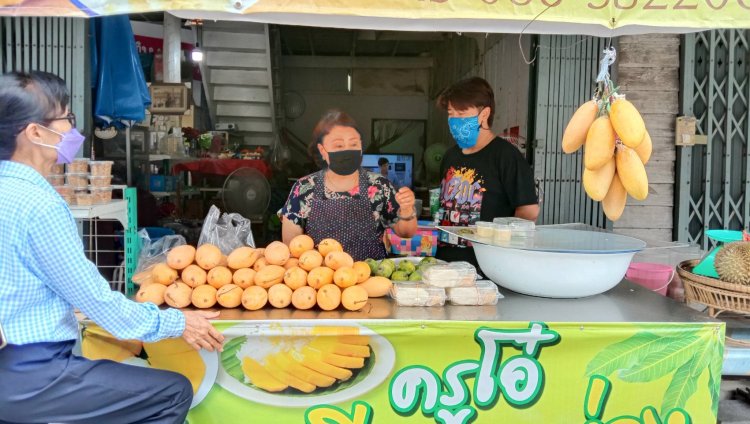 ไม่สนน้ำมันแพง!ร้านข้าวเหนียวมะม่วงครูโอ๋ยืนหยัดขายราคาเดิมชุดละ40บาท(ชมคลิป)