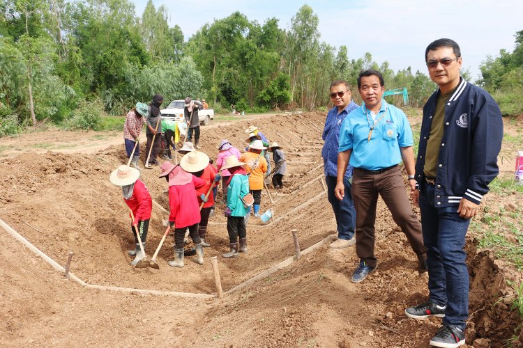 "ส.ส.นราพัฒน์" รองหัวหน้าพรรคปชป.จับมือชลประทานพิจิตรลงพื้นที่เร่งงานสร้างคลองส่งน้ำช่วยชาวนา (มีคลิป)