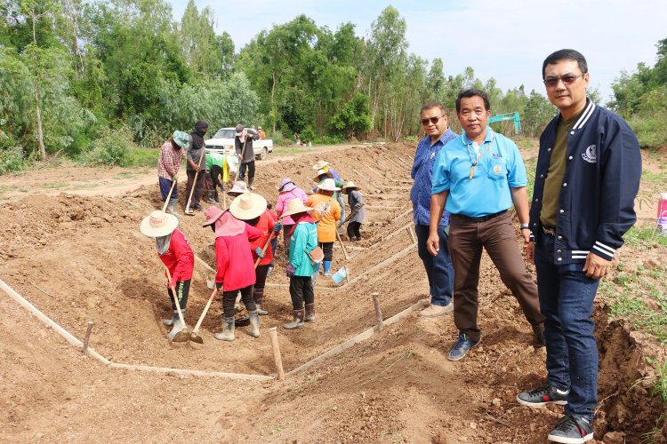 "ส.ส.นราพัฒน์" รองหัวหน้าพรรคปชป.จับมือชลประทานพิจิตรลงพื้นที่เร่งงานสร้างคลองส่งน้ำช่วยชาวนา (มีคลิป)