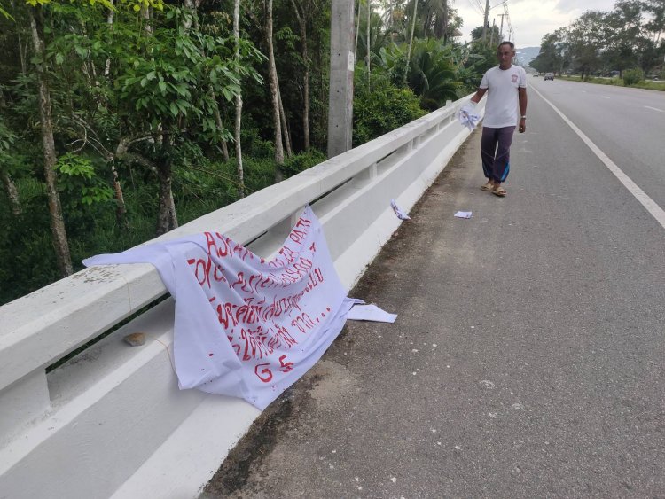 คนร้ายป่วนใต้แขวนป้ายผ้าต้านรัฐไทยG5 Bangkit bersatu berjaya patani