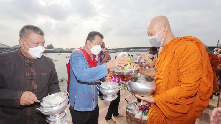 รองพ่อเมืองปทุมฯนำพุทธศาสนิกชนทำบุญตักบาตรวันวิสาขบูชาสืบสานวิถีไทย รามัญ