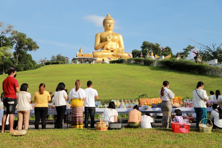 ผู้ว่าฯนราธิวาส นำพุทธศาสนิกชทำบุญตักบาตรแสดงตนเป็นพุทธมามกะ