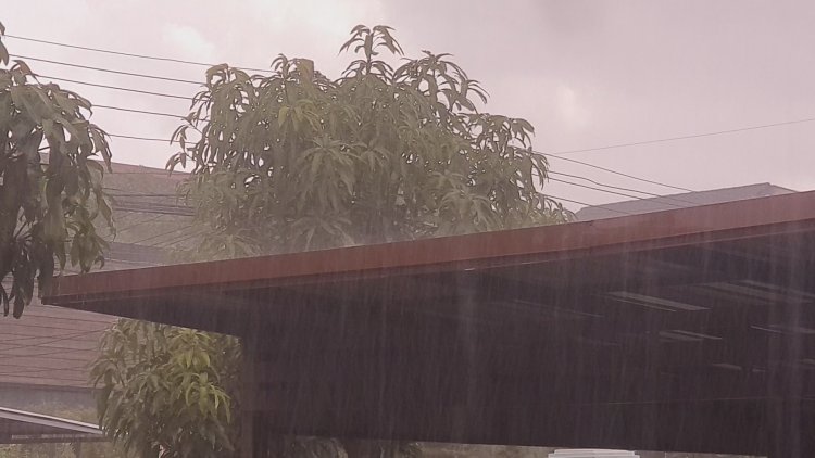 ฝนถล่มโคราชน้ำท่วมฉับพลันเหตุน้ำระบายไม่ทัน (มีคลิป)